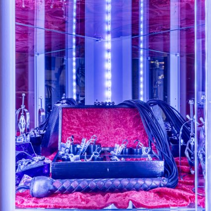 Gewichte, Klemmen und handgearbeitete Peitschen von malous-whip.ch stehen in der exklusiven Vitrine bereit …
