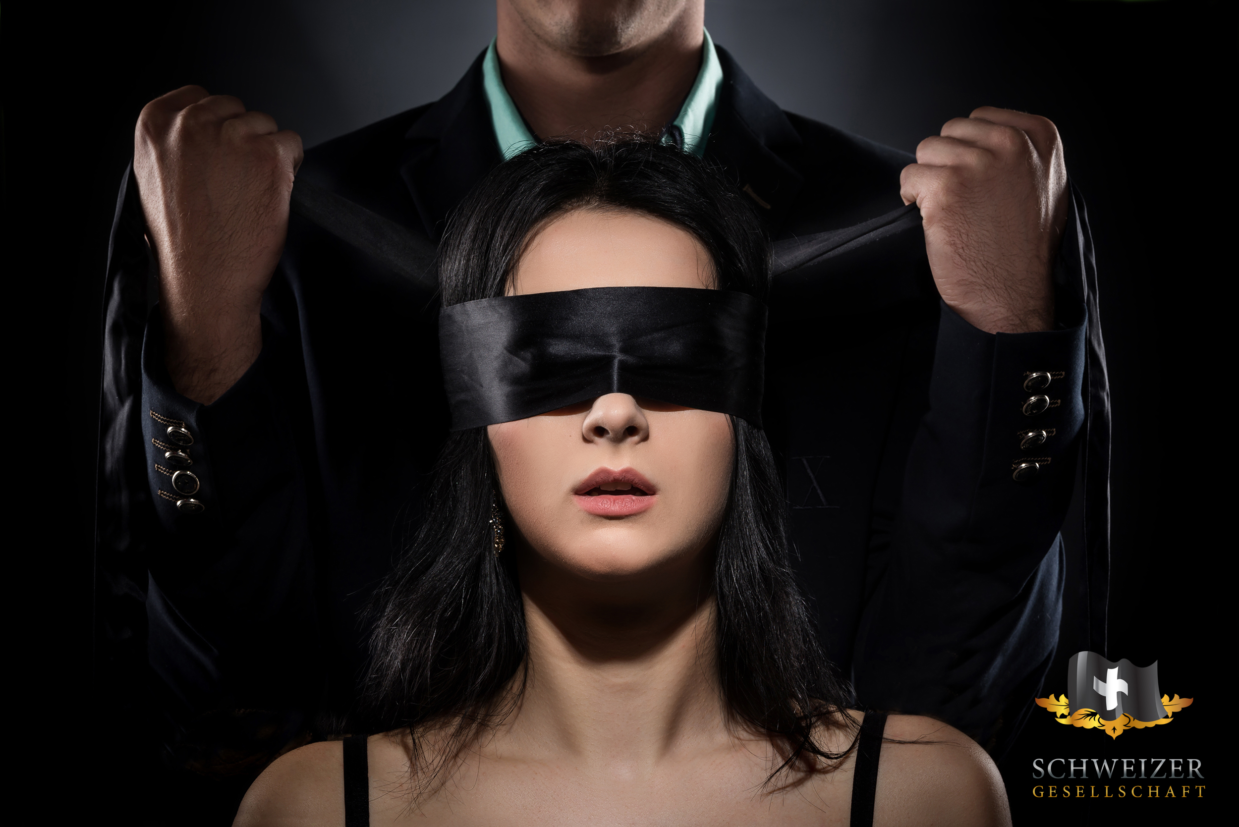 Couple Love Kiss, Sexy Blindfolded Woman and elegant Man in Suit