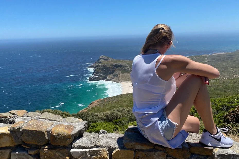 Malou auf den Felsen am Kap in Südafrika, von hinten